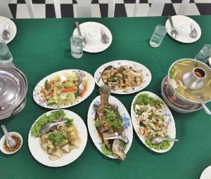อาหารทะเล ซีฟู้ด ปูม้า ปลาหมึก อร่อย